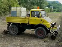 Unimog Zweiwegefahrzeug abgestellt beim Bahnhof von Dorinne Durnal am 14.08.10. 