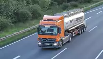 Mercedes Actros Tanksattelzug auf der A2 (Sepdion Steink�hler), am 20.08.2010.