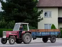 STEYR40 zieht  Streuknecht E2,6  durch das Rieder Stadtgebiet;100817