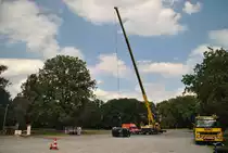 Teleslop Kran, von Autovermieter Fl�rke in Lehrte. Der Kran wurde gebraucht, um einen alten Ford Mondeo in Luft zu heben und aus 18. Meterh�he auf diesen alten Golf fallen zu lassen. Foto vom 21.08.2010