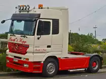 Actros 1843 Schaustellerzugmaschine mit Sidepipes am 22.08.2010 am Aachener Westbahnhof.