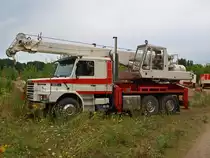 Scania 82H Schaustellerzugmaschine mit Gottwald-Kranaufbau am 22.08.2010 am Aachener Westbahnhof.