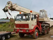 Mercedes 2525 Schaustellerzugmaschine mit Gottwald-Kranaufbau am 22.08.2010 am Aachener Westbahnhof.