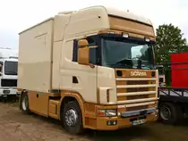 Sieht ein bisschen knubbelig aus, Scania Schaustellerzugmaschine am 22.08.2010 am Aachener Westbahnhof. 