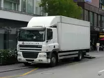 Ein DAF CF 85.340 mit Kastenaufbau unterwegs in der Stadt Zug am 20.08.2010