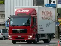 Ein MAN mit Kastenaufbau unterwegs in Nidau am 20.08.2010