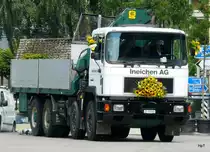 Ein mit Blumen Geschm�ckter MAN mit Pritschenaufbau unterwegs als Hochzeitsfahrzeug auf dem Bahnhofsplatz in Baar am 20.08.2010