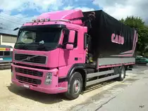 Ein Bunter Volvo FM 380 mit Pritschenaufbau in T�uffelen am 17.08.2010