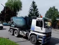 ACTROS 3353 eilt mit Asphaltmischgut zu einer Stra�enbaustelle;100820