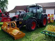 FENDT-309vario mit einigen Landmaschinenger�ten bei einer Produktaustellung in Antiesenhofen;100808
