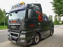 MAN TGX 18.480 Schaustellerzugmaschine mit MKG-Kran und m�chtigen Sidepipes (der V8 mu� ja auch ausatmen k�nnen) am 22.08.2010 am Aachener Bendplatz.