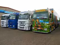 Actros 1844er Show der Spedition Schumacher aus Würselen bei Aachen, ganz rechts der DINOSAURIER-TRUCK. Leider war der Lkw zugeparkt, auf der Fahrerseite ist ein eindrucksvoller T-Rex auf dem Kühlauflieger zu sehen. Diesen Kühlzug gab es von Herpa auch als Modell im Maßstab 1:87. Die Fachspedition für Kühltransporte hat einen sehr jungen Fahrzeugpark von ca. 85 Fahrzeugen und ist Europaweit mit ihren zum Teil aufwendig lackierten Lkw`s unterwegs. Aufnahme vom 22.08.2010.