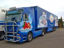 Der ONKEN-TRUCK, ein Actros 1846 mit Frontbügel aus Edelstahl und Stirnlampen der Spedition Schumacher aus Würselen bei Aachen. Diesen Kühlzug gab es von Herpa auch als Modell im Maßstab 1:87. Die Fachspedition für Kühltransporte hat einen sehr jungen Fahrzeugpark von ca. 85 Fahrzeugen und ist Europaweit mit ihren zum Teil aufwendig lackierten Lkw`s unterwegs. Aufnahme vom 22.08.2010.