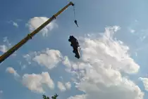 Fall aus eines Ford Mondeo aus 18. Meterh�he, bei der Leistungsschow  der Ortsfeuerwehr Lehrte auf dem Sch�tzenplatz am 21.08.2010