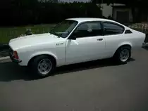 Opel Kadett C Coupe,
wurde von 1973-79 gebaut ,4-Zyl.Motor mit 1200ccm und 60PS,
Juni 2010
