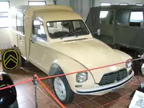 Citroen Acadiane. 1977-1988. Die Acadiane war die Kombi- bzw Lieferwagenversion der Dyane. Der gebl�segek�hlte 2-Zylindermotor leistete 32 PS. Dieses Fahrzeug ist Baujahr 1984. Villacher Fahrzeugmuseum.