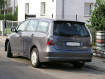 Mitsubishi Grandis. Gesehen: Juli 2010, Frankfurt (Main)