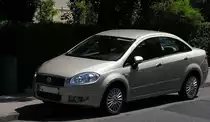 Fiat LINEA, wurde auf dem Basis des Grande Punto gebaut und ist den Nachfolgemodell des Palio-reihe (in Europa). Gesehen: Juli 2010, Frankfurt (Main).