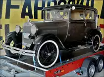 Dieser sch�n restaurierte Ford A two-door-Sedan, stand auf einem H�nger im Flugzeughangar der Flugfahrschule von F�hren, am Tag des Mosel Ballon Fiesta. 21.08.2010