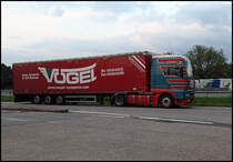 MAN TGA 18.460XXL von V�GEL verbringt die Nacht mit einem Kollegen auf dem Rasthof Sauerland-West. (12.08.2010)