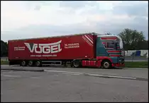 MAN TGA 18.460XXL von V�GEL verbringt die Nacht mit einem Kollegen auf dem Rasthof Sauerland-West. (12.08.2010)