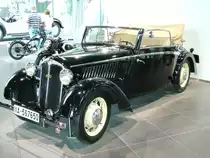 DKW F5 Front Luxus Cabriolet. 1935-1938. Das abgelichtete Fahrzeug wurde 1937 gebaut. Es ist eines von 3.085 gebauten Exemplaren. Die Karosserie mit dem Holzrahmen und der Blechverkleidung wurde bei Horch produziert. Der 684 cm� 2-Zylinder-Zweitakt-Reihenmotor leistete 20 PS. Audi Museum.