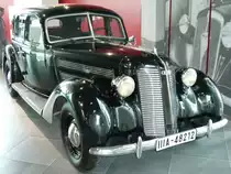 Audi 920 Limousine. Von 1938-1940 wurden 1.281 Autos dieses Typs gebaut. Das gezeigt Auto ist von 1939 und befand sich bis 1998 in erster Hand im Familienbesitz und ist unrestauriert. Das Fahrzeug war gem�� Kennzeichen im Bezirk Stuttgart zugelassen. Da bei diesem Auto das Fahrwerk des Wanderer W23 verwendet wurde, hat dieser Audi Heckantrieb. Ein solches Auto kostete 1939 7.800 Reichsmark. Audi Museum Ingolstadt.