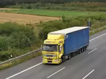 Volvo Sattelzug auf der A2 bei Lehrte am 18.08.2010.