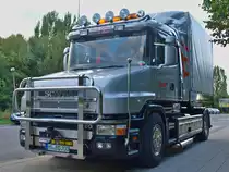 Scania 124L 360 Schaustellerzugmaschine mit viel Chrom am 22.08.2010 am Aachener Bendplatz. Unter dem Frontb�gel ist noch eine Rockinger Anh�ngerkupplung und Bremsschlauchanschl�sse montiert, ideal um schwere Anh�nger sicher zu rangieren.