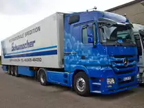 Actros der Spedition Schumacher aus Würselen mit Kühlauflieger.