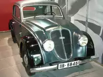 DKW  Schwebeklasse  Limousine. 1934 -1937. Das hier abgebildete Fahrzeug stammt aus dem Jahr 1936. Von der  Schwebeklasse , dessen Vorder- und Hinterachse an einer hochliegenden Querfeder befestigt waren, wurden ca. 6.000 Autos gebaut. Der V4 Zweitaktmotor mit Ladepumpen, leistete 32 PS und beschleunigte den Wagen auf maximal 95 km/h. Audi Museum Ingolstadt.

