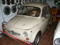 Steyr Puch 500D von 1960. Das  Pucherl  war der �sterreichische  Volkswagen  der Nachkriegszeit. Der hier gezeigte 500D leistet mit dem Puchmotor 16 PS. Villacher Fahrzeugmuseum.