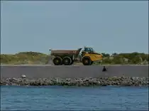 Nach der Entladung ist dieser Caterpillar Dumper unterwegs, um neue Fracht zu holen. Oostende 11.08.2010