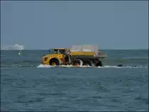 Bei Flut muss der Fahrer des Volvo A40D Dumpers sehr gut aufpassen, wo er hinf�hrt. Baustelle Oostende Hafeneinfahrt 11.08.2010