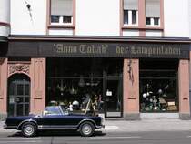 Oldtimer Mercedes stand vor einem Lampenladen. Aufgenommen: Juli 2010, Frankfur a. M.