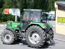 DEUTZ-FAHR_DX3.65 am Weg zum Lagerhaus;100820