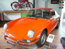Porsche 912. 1965- 1969. Dieses Fahrzeug stammt aus dem Jahr 1967. Der 912 war die kosteng�nstigere Variante zum 911. Das Fahrwerk und die Karosserie mit einer  abgespeckten  Innenausstattung stammten vom 911, w�hrend der Motor vom 356C (4-Zylinder-Boxermotor mit 1.582 cm� = 90 PS) im Heck seinen Dienst tut. Villacher Fahrzeugmuseum.