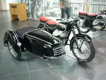 DKW RT 350 S mit Binder Seitenwagen. 1955 - 1956. Die RT 350 war das Topmodell der DKW Motorradentwicklung in Ingolstadt. Der 2-Zylinder-Zweitakt-Reihenmotor hatte 348 cm� Inhalt und leistete 18,5 PS, was eine Spitzengeschwindigkeit von 120 km/h m�glich machte. W�hrend der zweij�hrigen Bauzeit wurden 5.290 RT 350 S zum Preis von DM 2.250,00 verkauft. Der Seitenwagen im Stil der DKW Personenwagen stammte von der Firma Binder in Reichertshofen. Audi Museum Ingolstadt.
