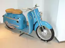 DKW Hobby Roller. 1954 - 1957. Der Hobby Roller war mit einem 74 cm� 1-Zylinder-Zweitaktmotor ausgestattet, der 3 PS leistete. Durch ein stufenloses Riemengetriebe entf�llt das kuppeln und schalten.  Der Roller verkaufte sich 45.303 mal zu einem Preis von DM 795,00 - DM 990,00 je nach Ausstattung und Baujahr. Audi Museum Ingolstadt.