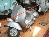 Vespa 125 Baujahr 1953. 1-Zylinder-Zweitaktmotor gebl�segek�hlt mit einer Leistung von 5 PS. Villacher Fahrzeugmuseum.