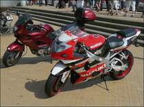 1000er Suzuki und daneben eine Honda aufgenommen am 11.08.2010