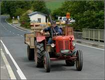 Dieser David Brown Traktor ist mit Hnger unterwegs am 02.08.2010.