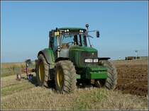 Dieser Traktor John Deere 6920 S stand mit Pflug auf einem Acker. 20.08.2010 