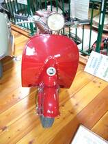 Lohner Motorroller L98. Die Wiener Firma Lohner begann schon frh mit dem Fahrzeugbau. 1949 wurde der abgebildete Roller L98 vorgestellt. Dieser Roller war mit einem 98 cm Sachs-Motor bestckt, der 2,25 PS leistete. Der L98 wurde mittels eines Seilzuges gestartet. Villacher Fahrzeugmuseum.