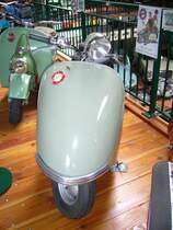 Lohner Motorroller L 125. Der L 125 wurde von einem Rotax Zweitaktmotor mit Geblsekhlung angetrieben. Der Motor leistet 5,5 PS und beschleunigt den Roller auf 80 km/h. Die Lohner Werke bernahmen brigens 1959 die Aktienmehrheit an Rotax. Dieser Roller ist Baujahr 1954. Villacher Fahrzeugmuseum.