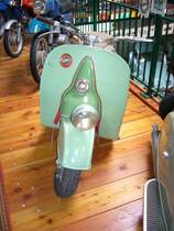 Lohner Motorroller LB 200, Baujahr 1954. Auch der LB 200 war mit einem Rotax-Zweitaktmotor ausgerstet, der 8,5 PS leistete und den Roller 85 km/h schnell machte. Villacher Fahrzeugmuseum.