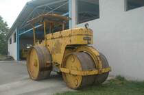 Ruthemeyer DM7, Baujahr 1961, Eigengewicht 14 Tonnen, 3 Zylinder Deuz Motor luftgekhlt, 45 PS, voll funktionstchtig, ist mir vor wenigen Tagen in den Schoss gefallen ;-)
War bis 1993 im Dienst einer Baufirma und wurde in den letzten Jahren gelegentlich beim Bau von Flugzeughallen eingesetzt.