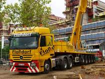 3achser Actros (leider ohne Typenbezeichnung) der Firma Flodorf aus Bad Neuenahr mit einem 5achser Schwerlastauflieger am Aachener Klinikum, wo zur Zeit  an der Hand Gottes , ein 15m hoher freitragender Hubschrauberlandeplatz gebaut wird. Im Hintergrund ein Liebherr Autokran der selben Firma.