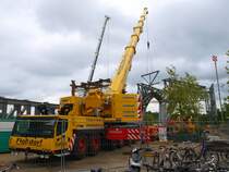 Liebherr Autokran der Firma Flodorf aus Bad Neuenahr am Aachener Klinikum, wo zur Zeit  an der Hand Gottes , ein 15m hoher freitragender Hubschrauberlandeplatz gebaut wird. Der Kran zieht gerade eine Querstrebe in die mchtige Stahlkonstruktion. Im Hintergrund ein weiterer Liebherr Kran der Firm Breuer & Wasel. Gesehen am 26.08.2010