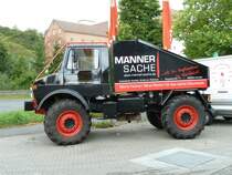 Unimog als Werbetrger fr  www.mnner-sache.de  steht an der B 84 in 36088 Hnfeld, August 2010